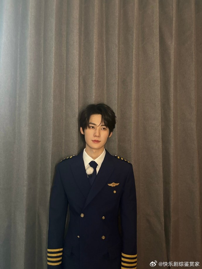 张真源奔跑吧14录制张真源机长造型返场奔跑吧14首期，张真源机长造型！笔挺制服配