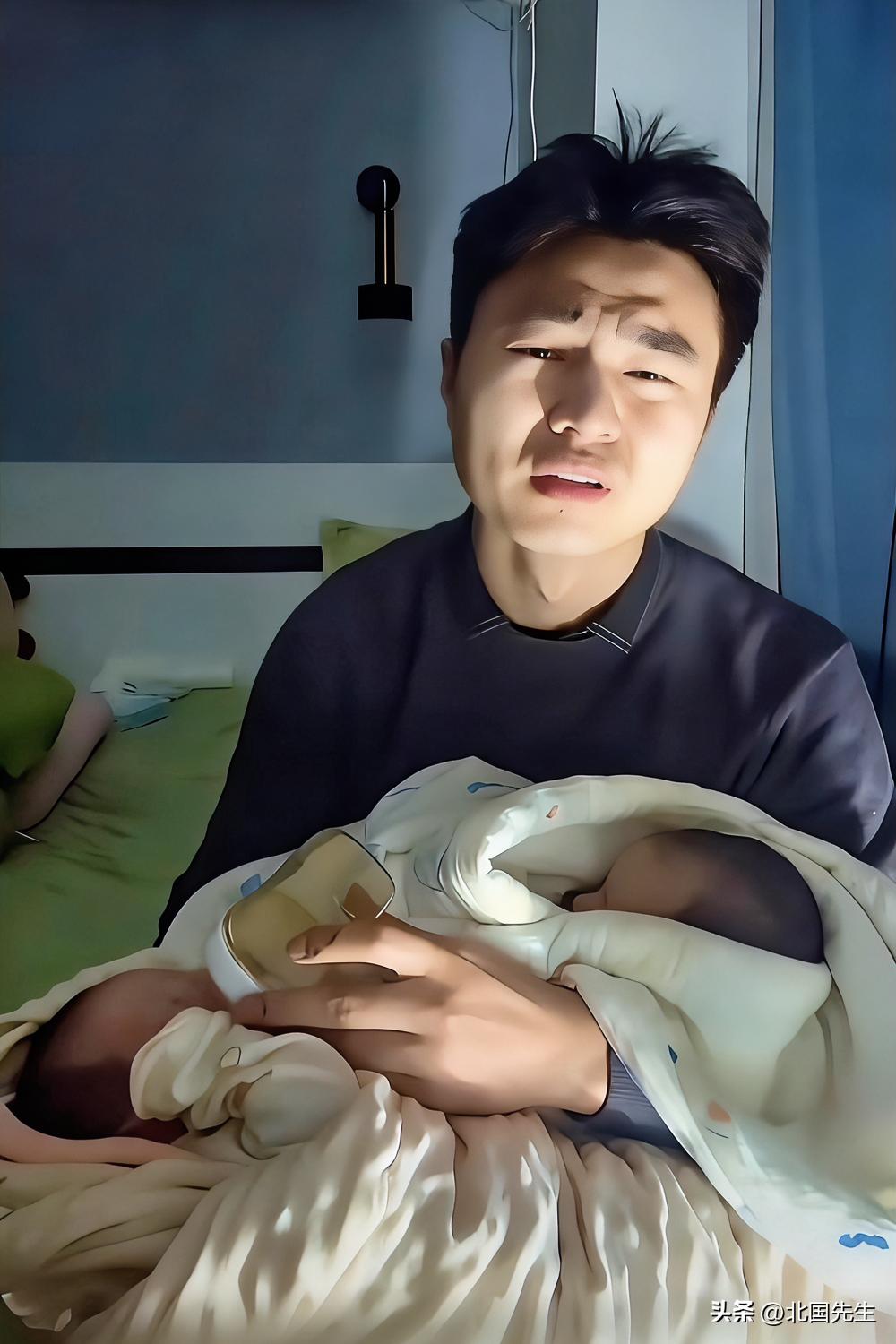 没钱该不该生二胎？

一位父亲抱着双胞胎宝宝：“扎心了！
还是钱惹得祸，生了才发