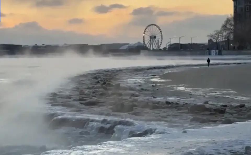 斩杀线的真实映照。
冬季风暴肆虐横扫美国，无家可归者露宿街头，只能用仅有的毛毯和