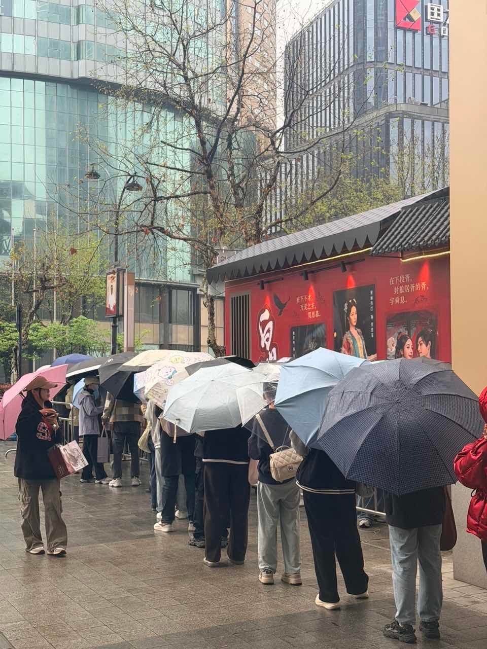 迪丽热巴白日提灯线下展人气白日提灯杭州武林银泰百货《白日提灯》线下展人气爆棚，迪