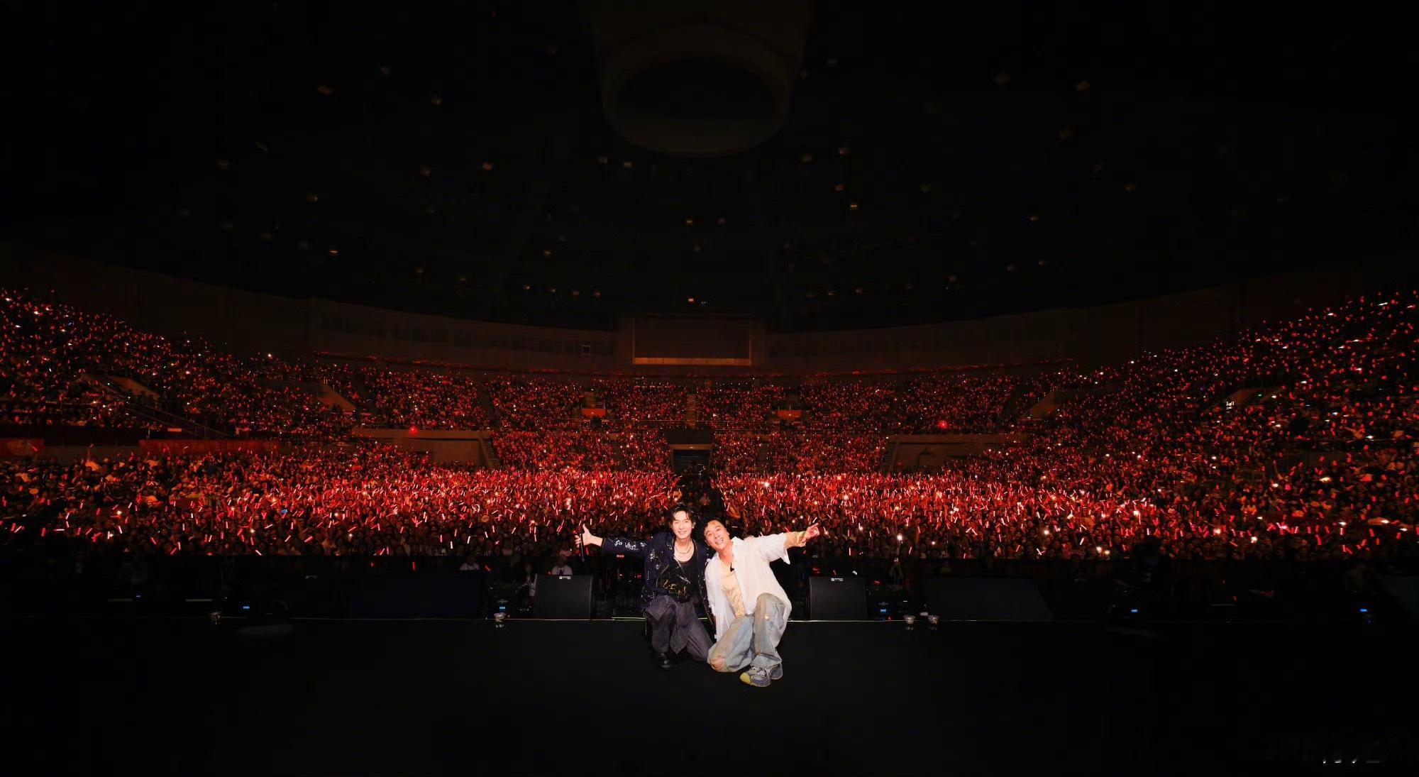 刚看到陈楚生彩排到11点多才下班，总说他三年时间从livehouse走到体育场，