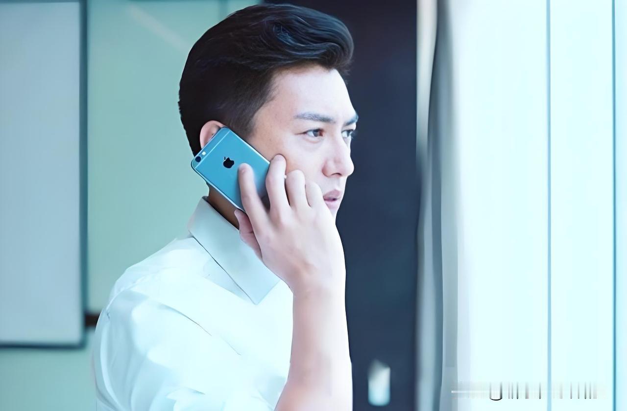 朋友们，今儿聊个“爽文男主”。

靳东。

是不是一听这名字，有人立马撇嘴：娱乐