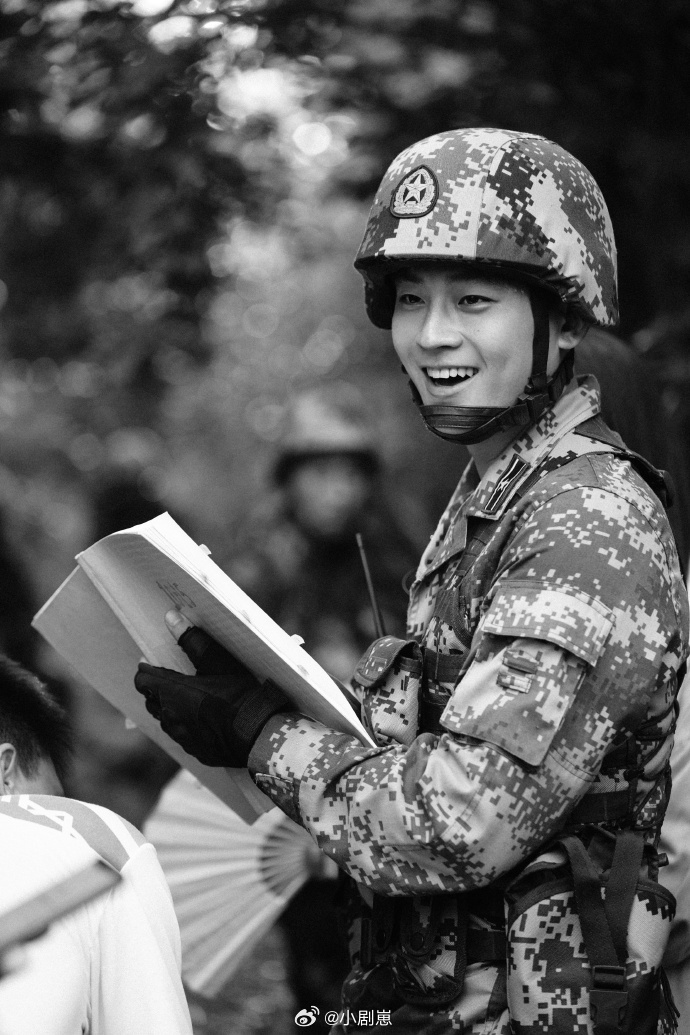 欧豪新剧一天道歉一次欧豪播了新剧天天道歉《兵自风中来》欧豪演的郭子剑总在道歉，知