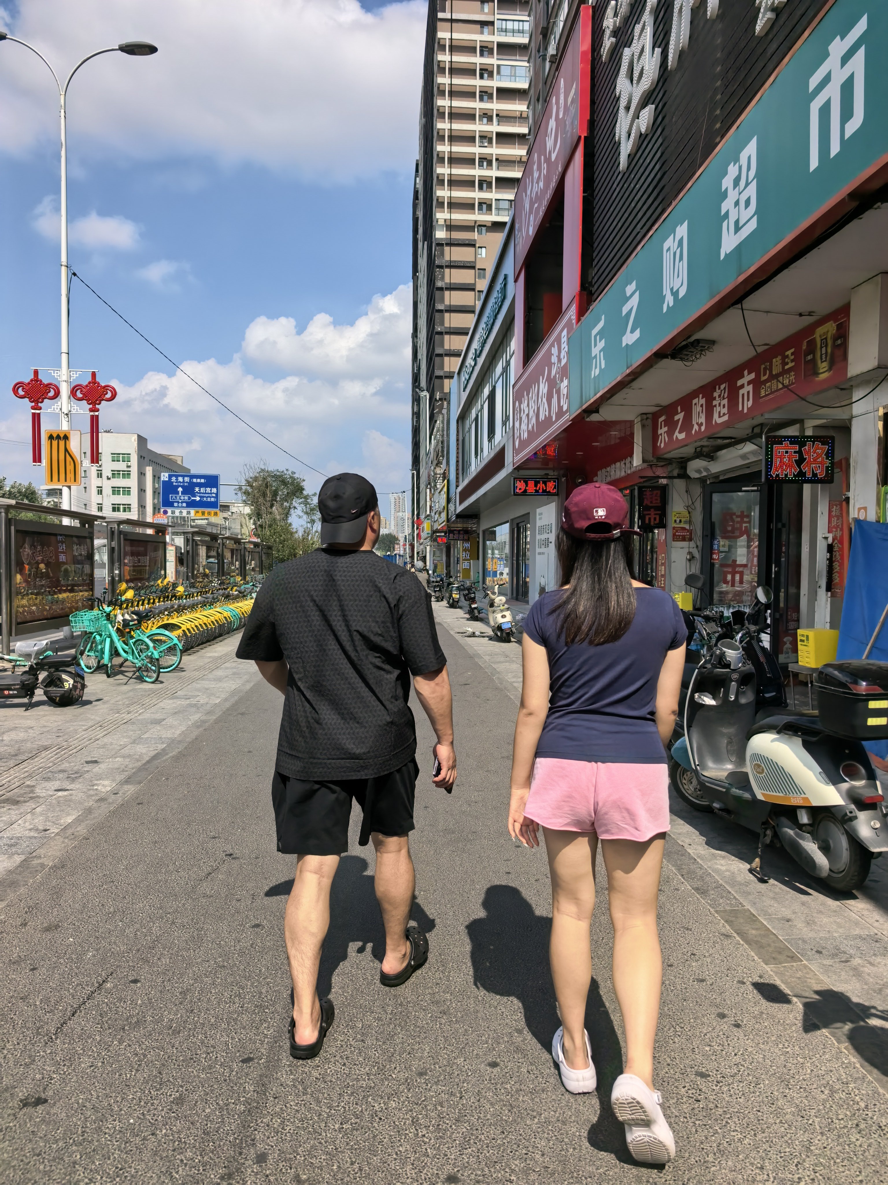 看来男的是不显个子，小孩爸体检身高177，这和娃走在一起看着也没差多少啊暑假