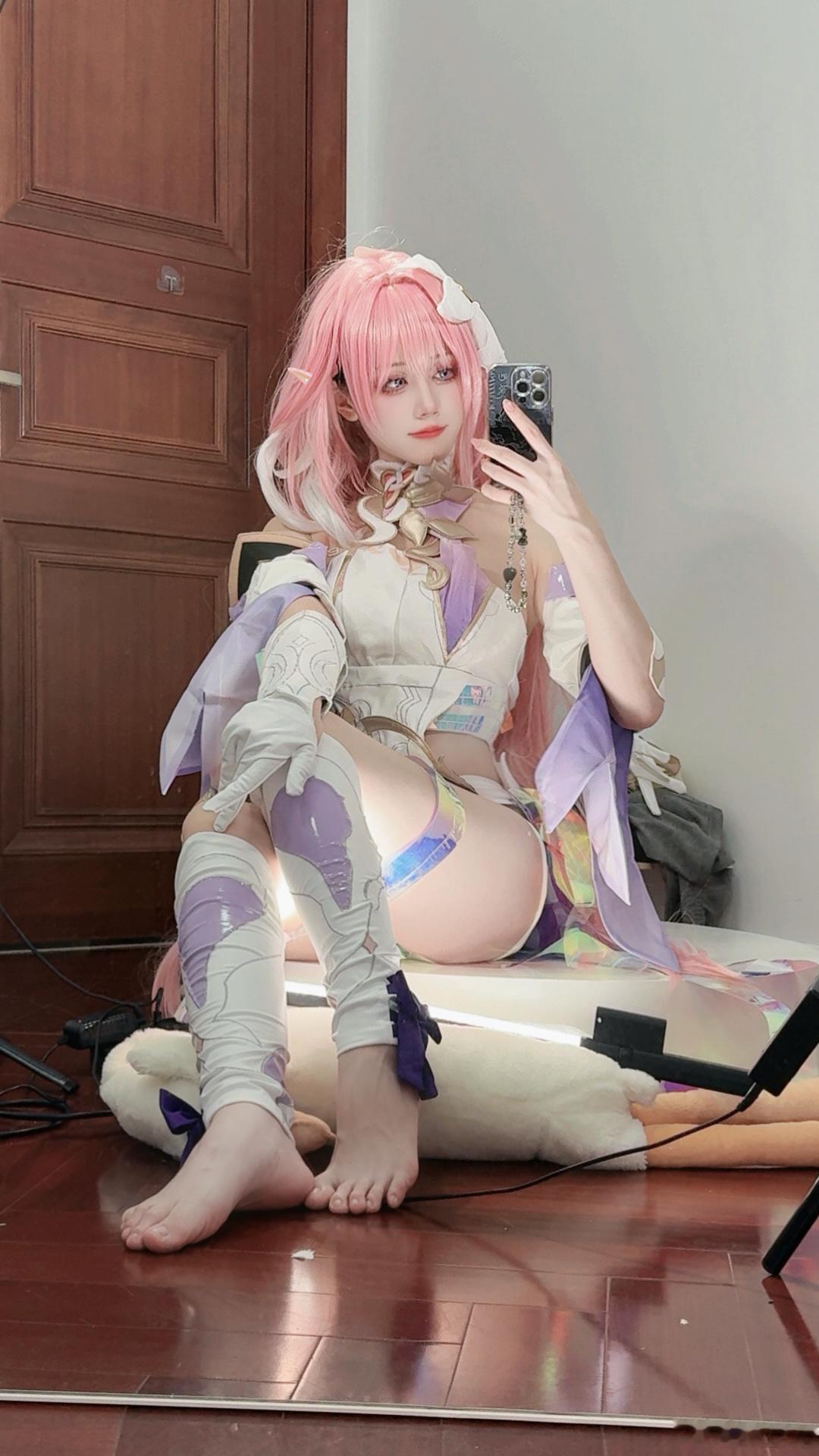 说起粉色头发的可爱女孩，你第一个会想到谁#崩坏三##爱莉希雅##致爱莉希雅# ​