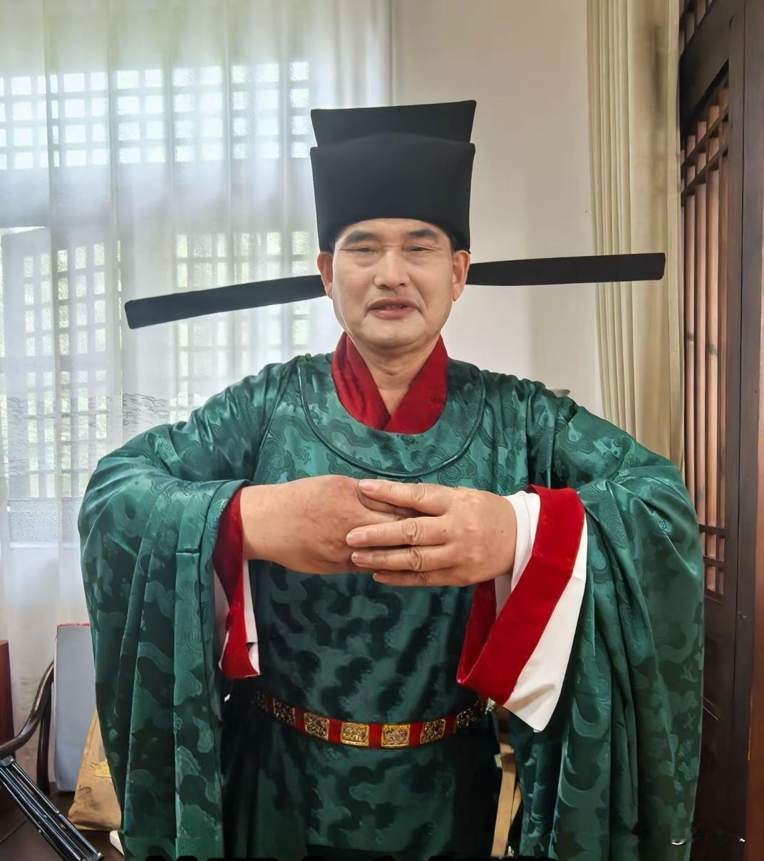 朱之文身穿宋制官袍，这身衣服非常符合他的气质。如果放在古代的话，高低是个宰相。