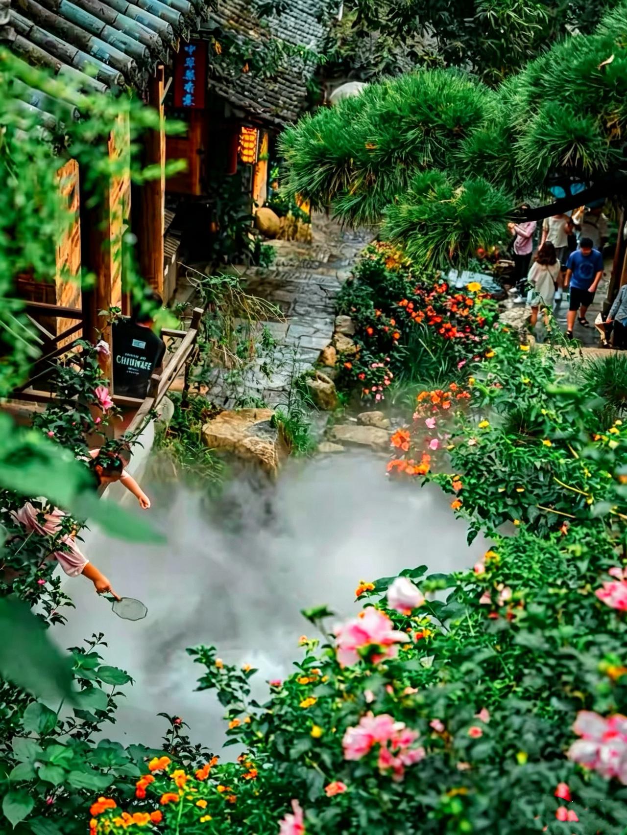 题图•古巷幽居
黛瓦牵云覆浅墙，
石溪绕舍漫清光。
花垂曲径沾衣软，
雾锁深庭入