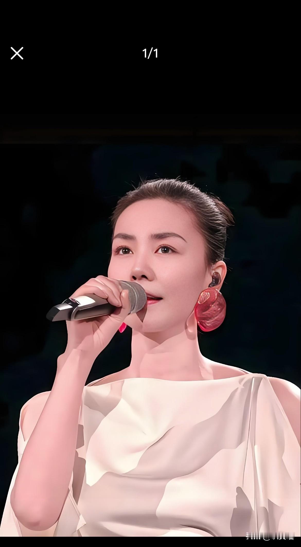 谢贤留下1亿遗产，
九成给两个孙子，
名单里从头到尾没王菲的名字。很多人替她抱不