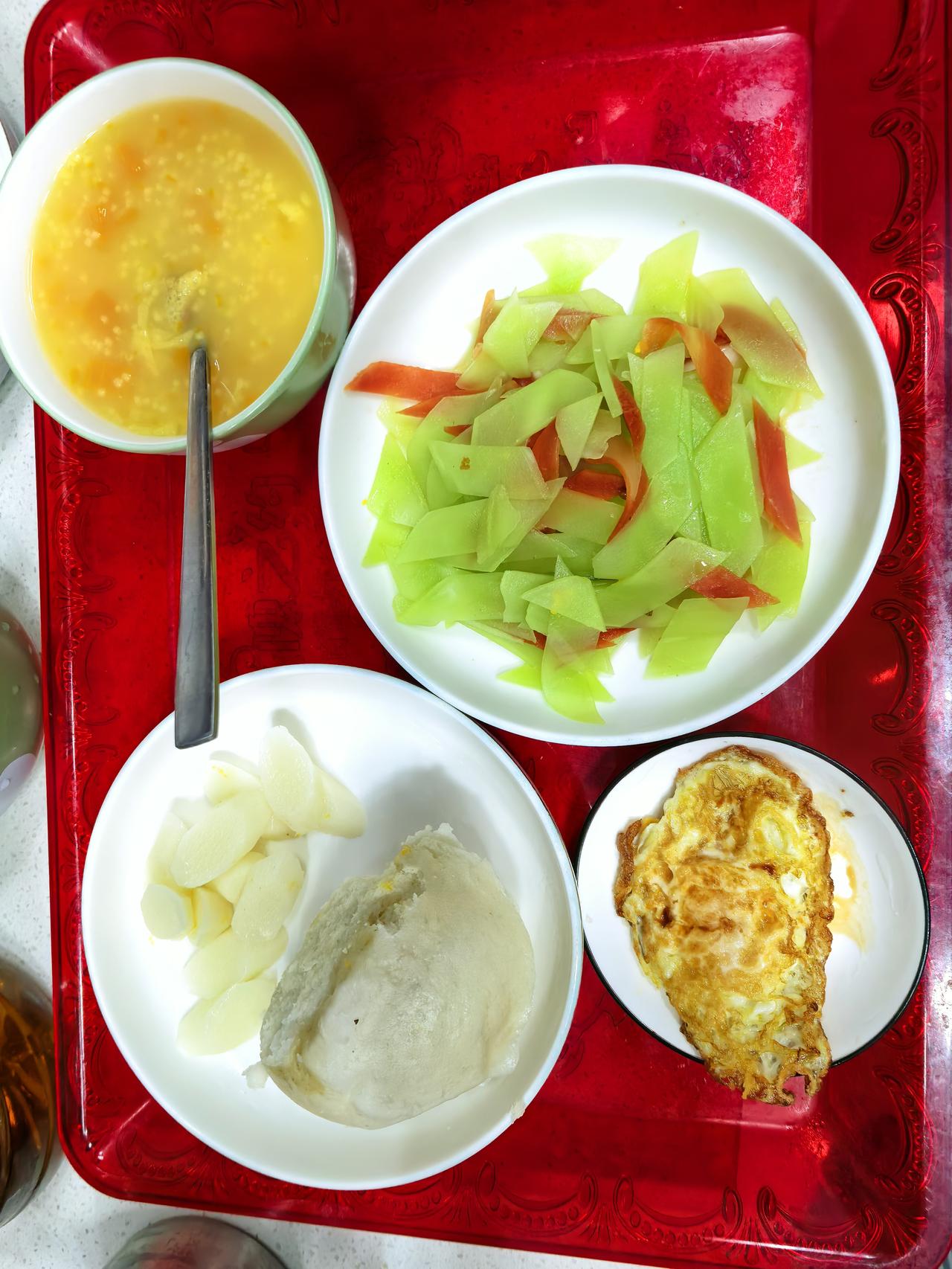 今日早餐
竹笋胡萝卜
小米粥
山药 馒头
一个煎蛋
中餐

乌鸡汤
花馒头
娃娃