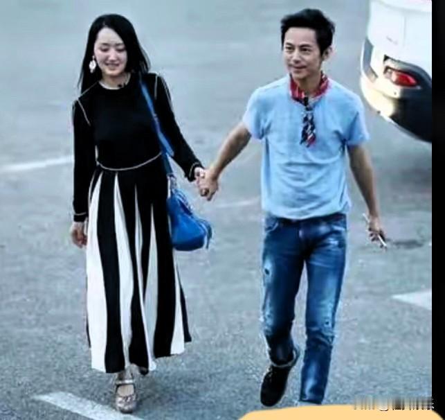 虽然知道是假的，
却希望是真的，
杨钰莹和何炅牵手多好。

近日网上有一条新闻上