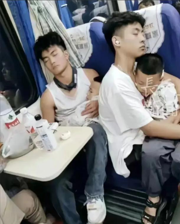 两位大学生在国庆节回家的火车上，遇到带两个孩子且没有座票的母亲。起身给这个母亲让