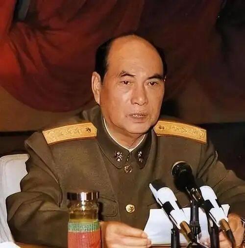 [太阳]1998年，张万年出访美国，当他刚踏进美国宁堡陆军基地，一个美军司令突然