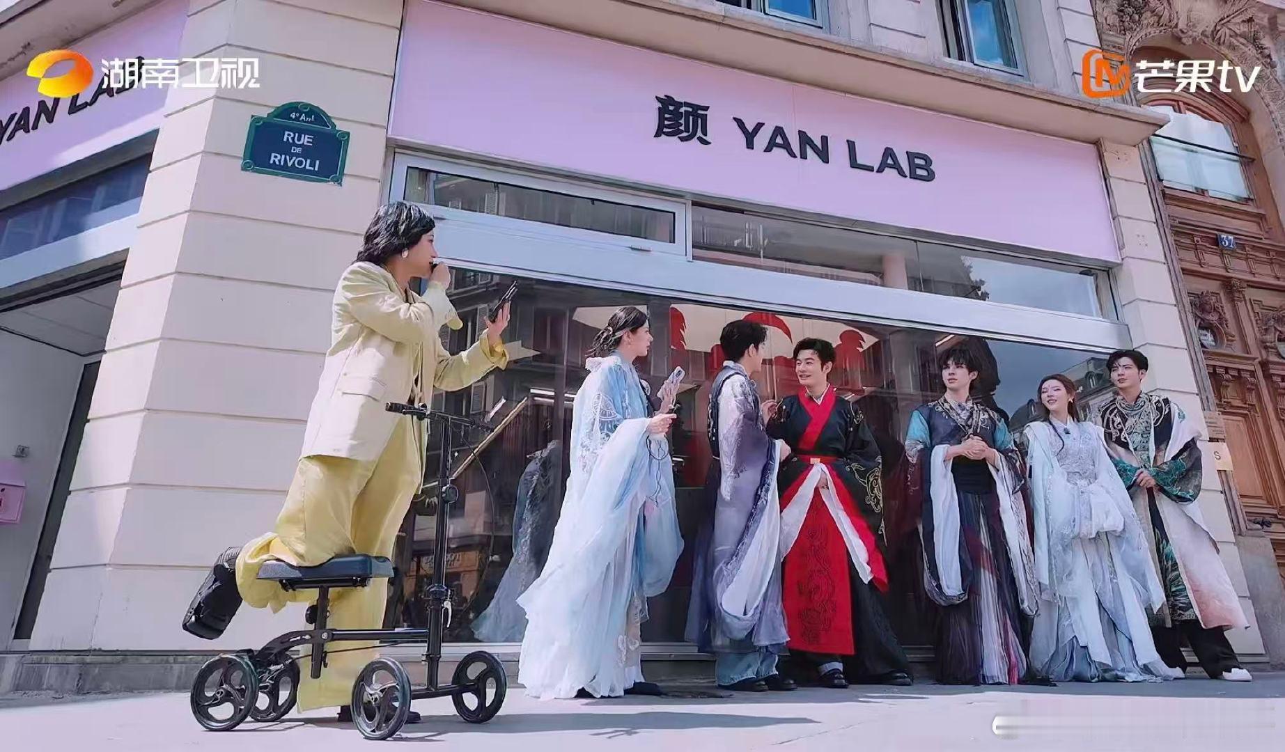 颜安一个人就是一个气氛组颜安店长开业排面拉满巴黎合伙人 主持的小伙伴看到颜安这么