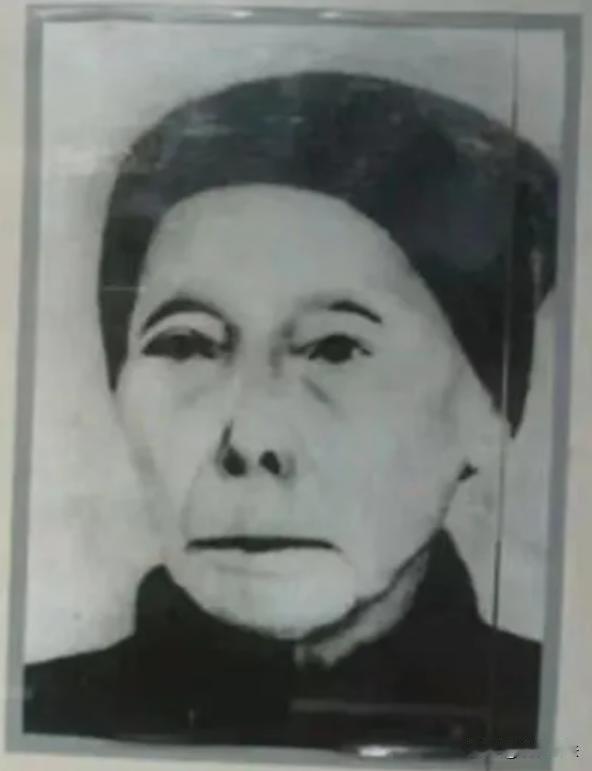 1933年，毛主席躲进一个农妇家，在敌人来搜查时农妇站出来说：“军爷，你们要找的