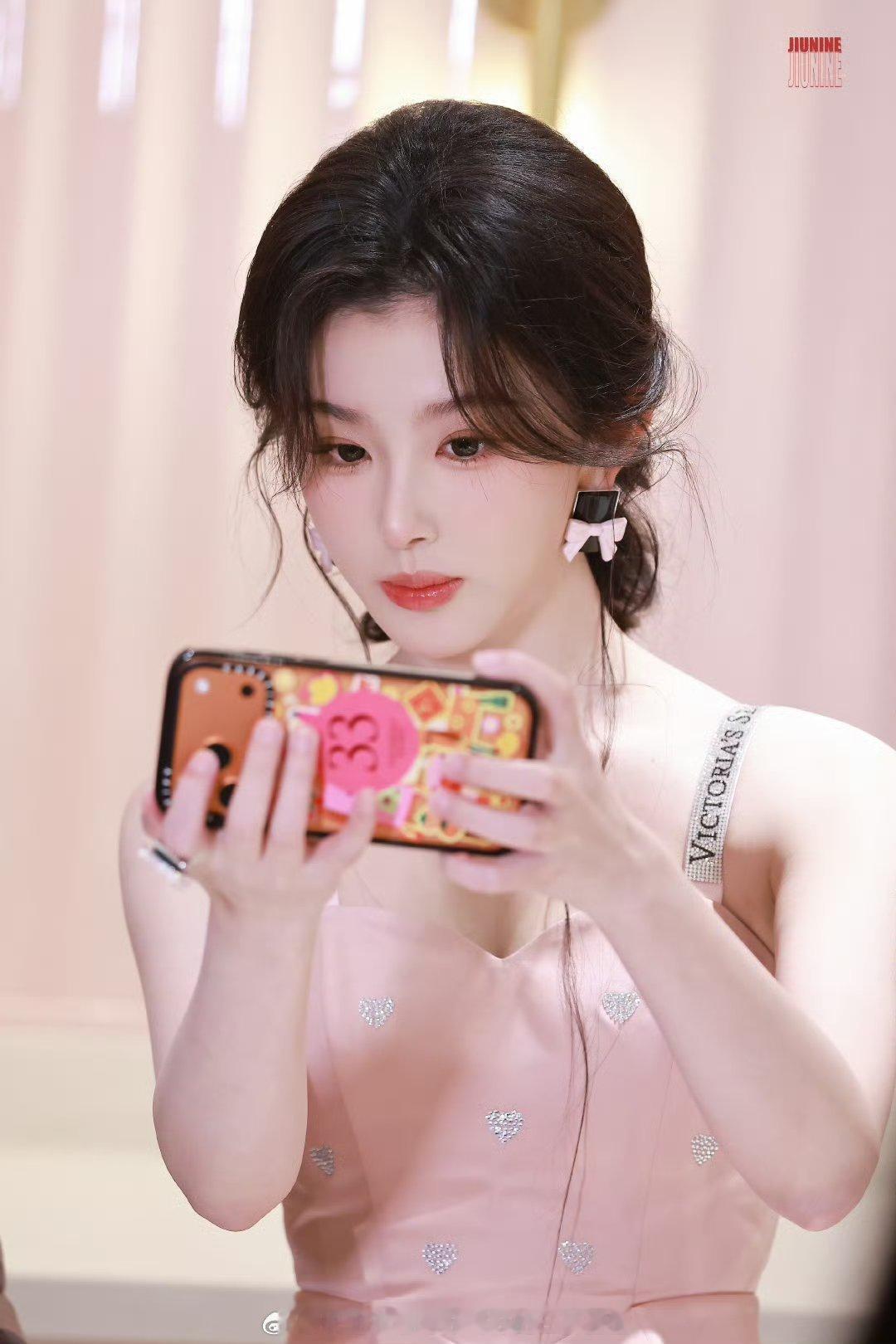 孔雪儿你让我有点不得劲今天也是被雪儿美到失语的一天！这身粉裙衬得她像一块刚出炉的