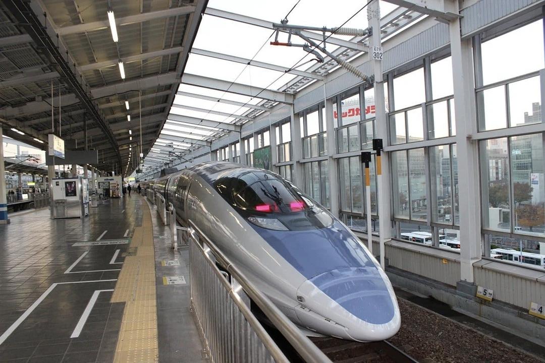 遥想当年上学时期，在初中地理课本上听的最多的就是日本的新干线，法国 TGV，德国