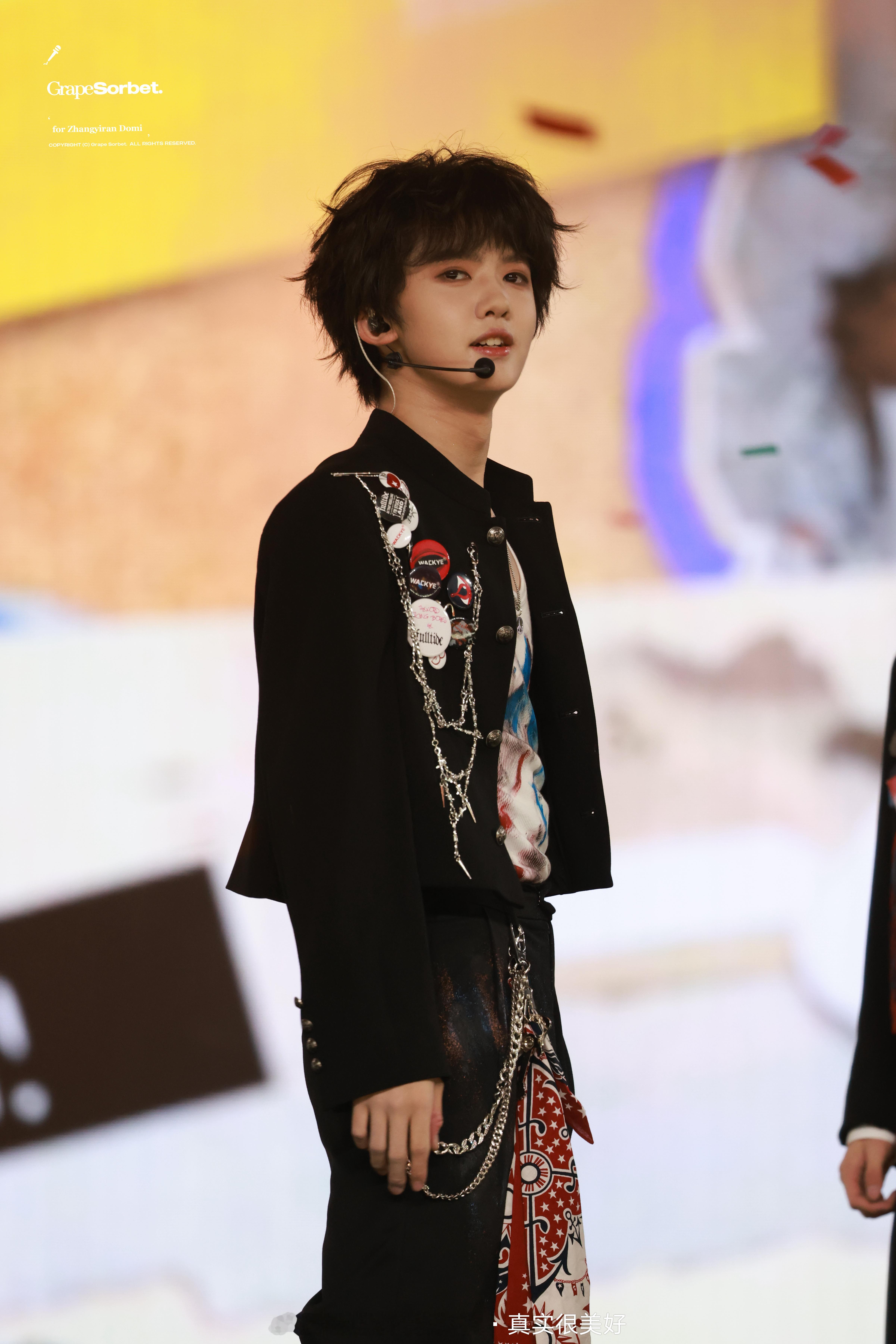 张奕然昨日见面会舞台饭拍生图（三位稿主自摄） 