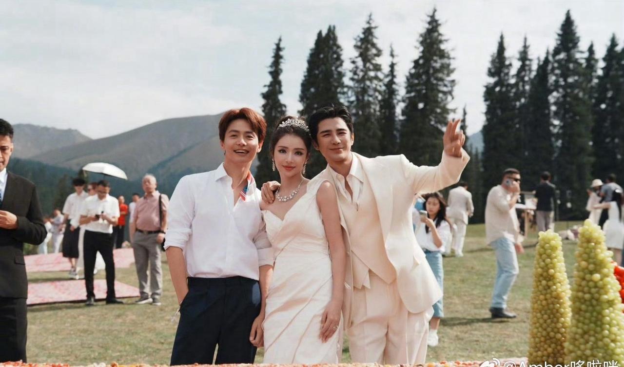 [赞]马天宇被姜潮搞不会了8月12日姜潮麦迪娜新疆补办婚礼上，马天宇因合影站位被