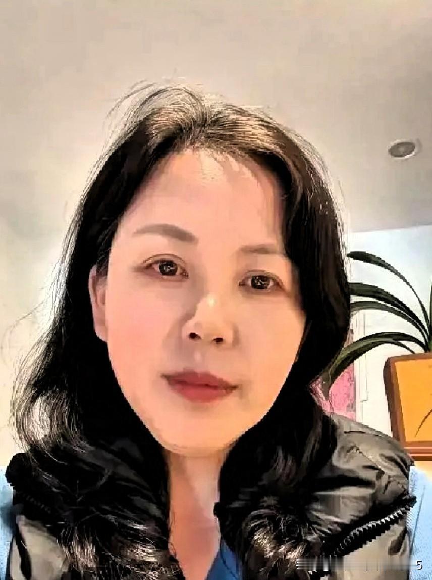 38岁，跑长途的男人，进门连饭都不吃，直奔家里的柴米油盐。

外人看这是“宠妻”