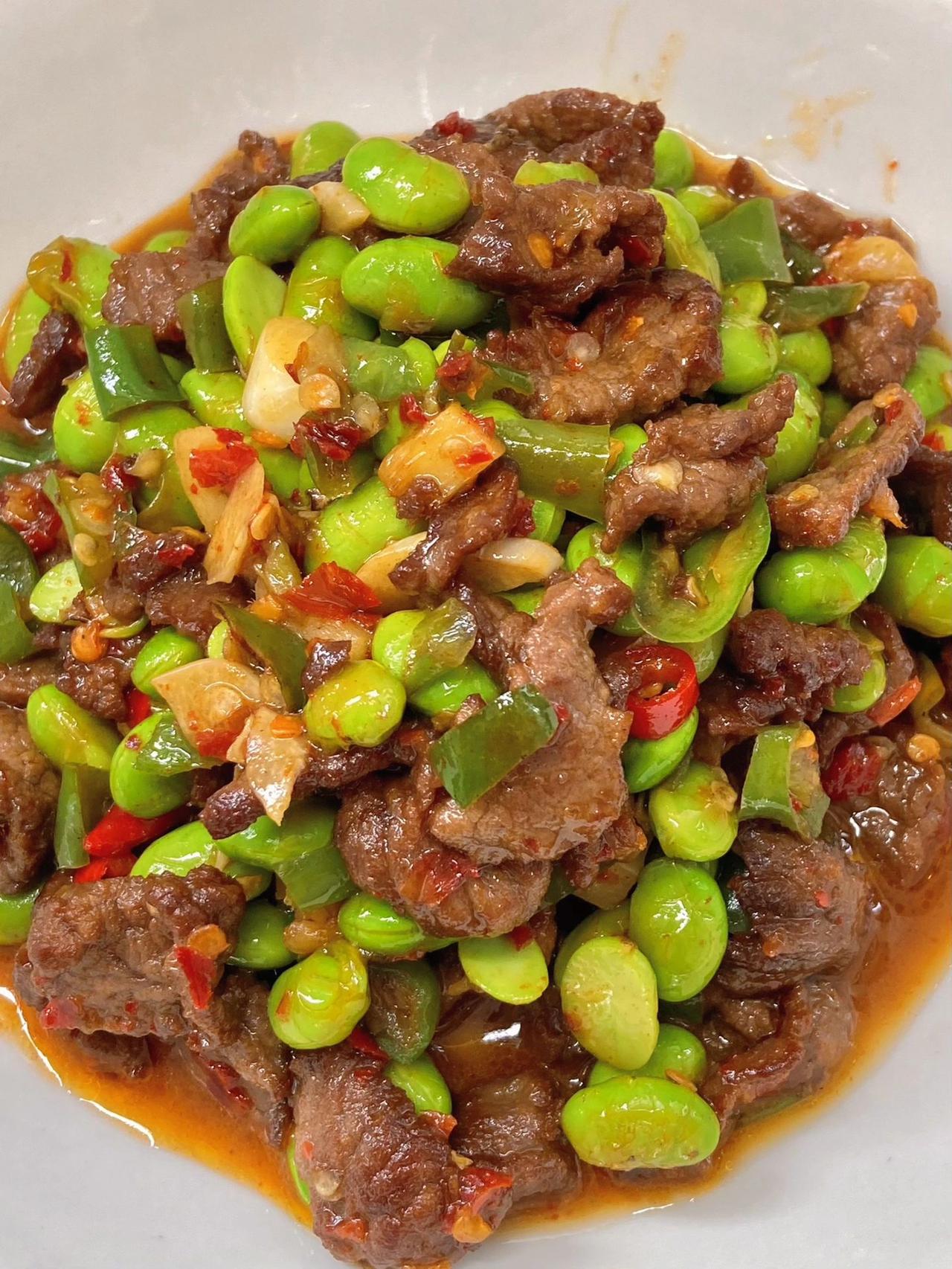 这个季节的毛豆便宜又好吃，搭配牛肉炒非常不错，鲜香咸辣，越吃越好吃！喜欢吃毛豆的