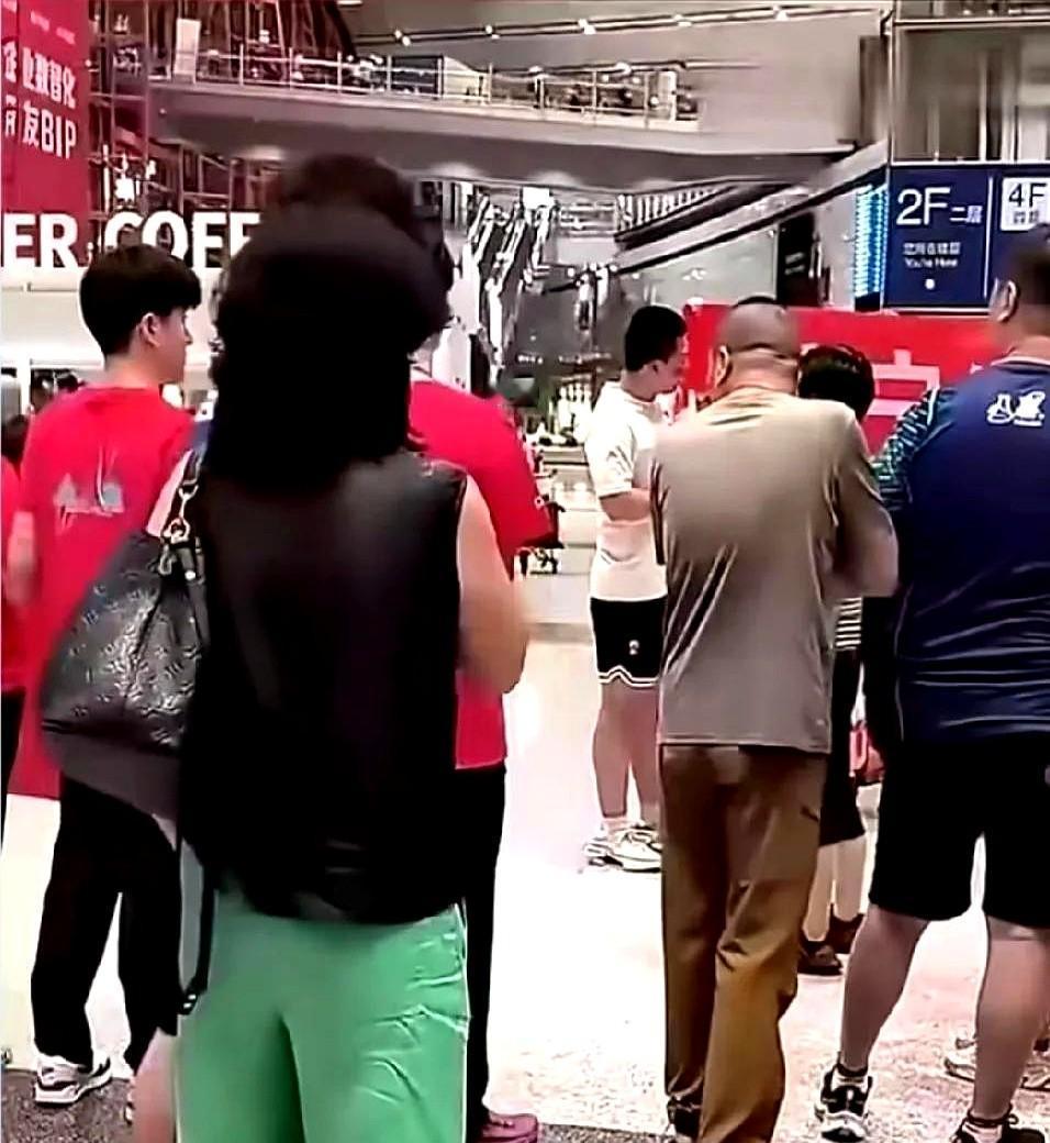 刷到王楚钦妈妈机场接机图真是笑不活了！

阿姨这身死亡配色穿搭要是搁素人身上，分