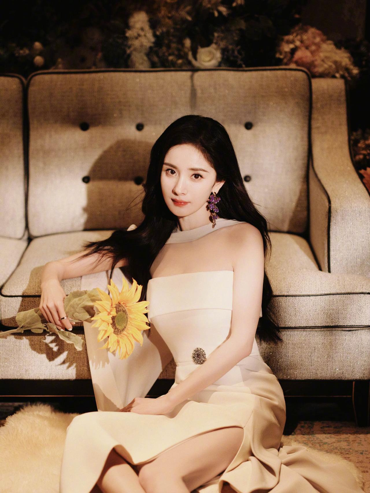 杨幂花香甜美写真组图。