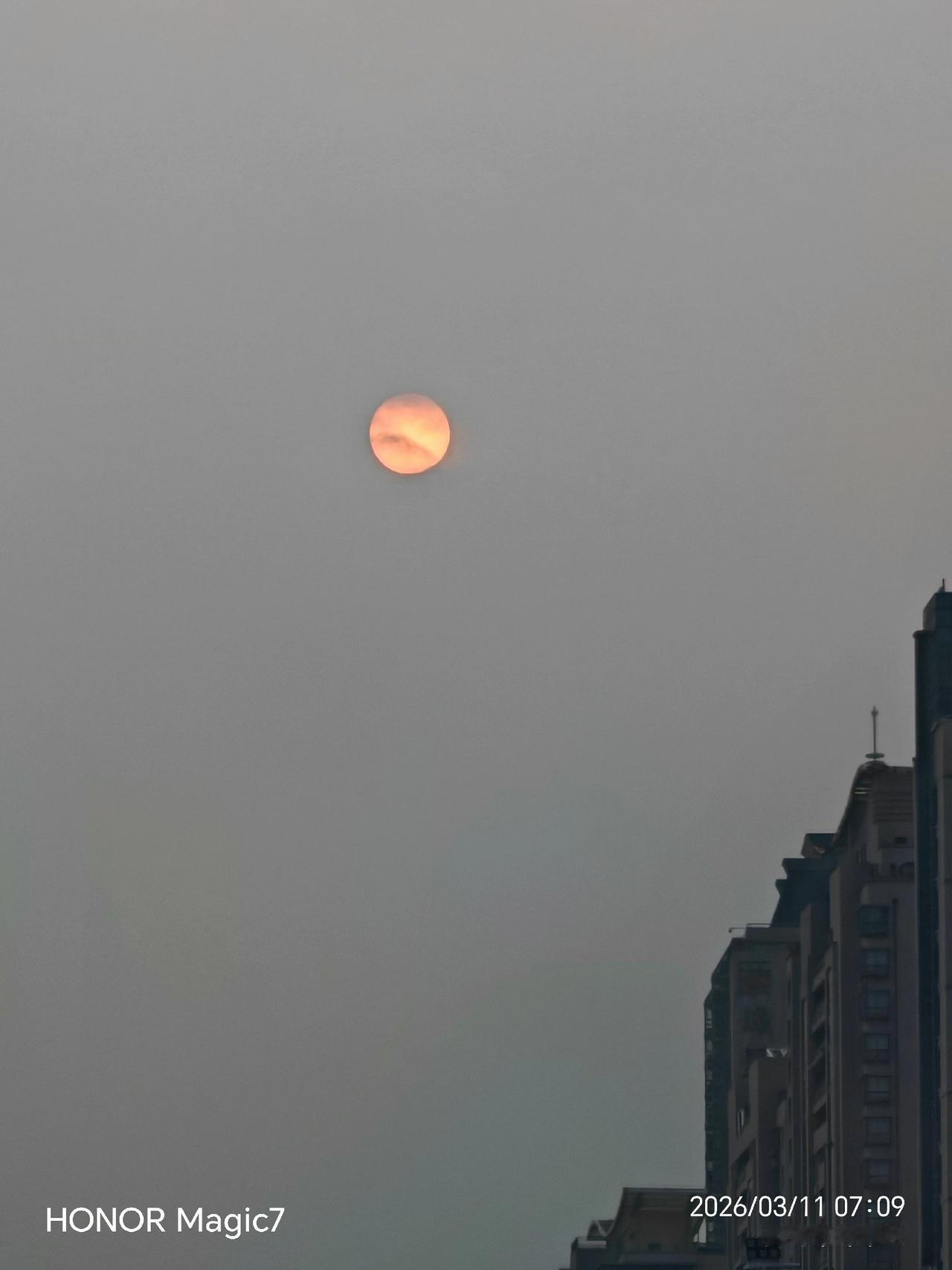 今天的太阳像月亮