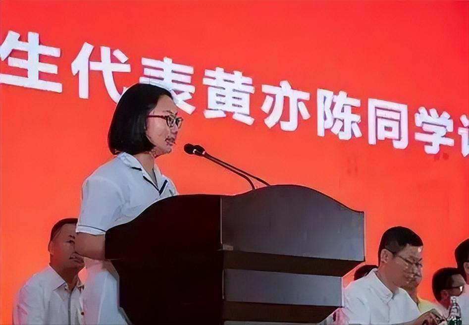 她是中国最贵高考女状元，高考考了687分，得到100万的奖励，高中母校给她30万