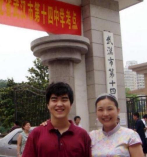 1979年， 上海 知青戴建国不顾反对娶了一农村女子，谁知娶回家当晚，妻子冲过去