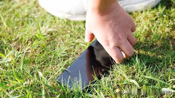 捡手机故意丢弃判赔6000元：捡到东西不是想怎么处理都行
近日郑州的一起判决给所