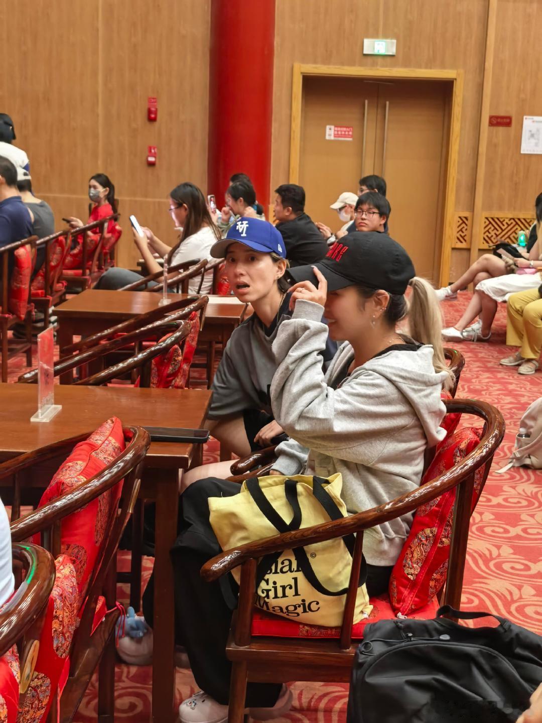 何宣林黄灿灿蒋依依看侯宇演出何宣林黄灿灿蒋依依看侯宇大戏 何宣林黄灿灿蒋依依何洁
