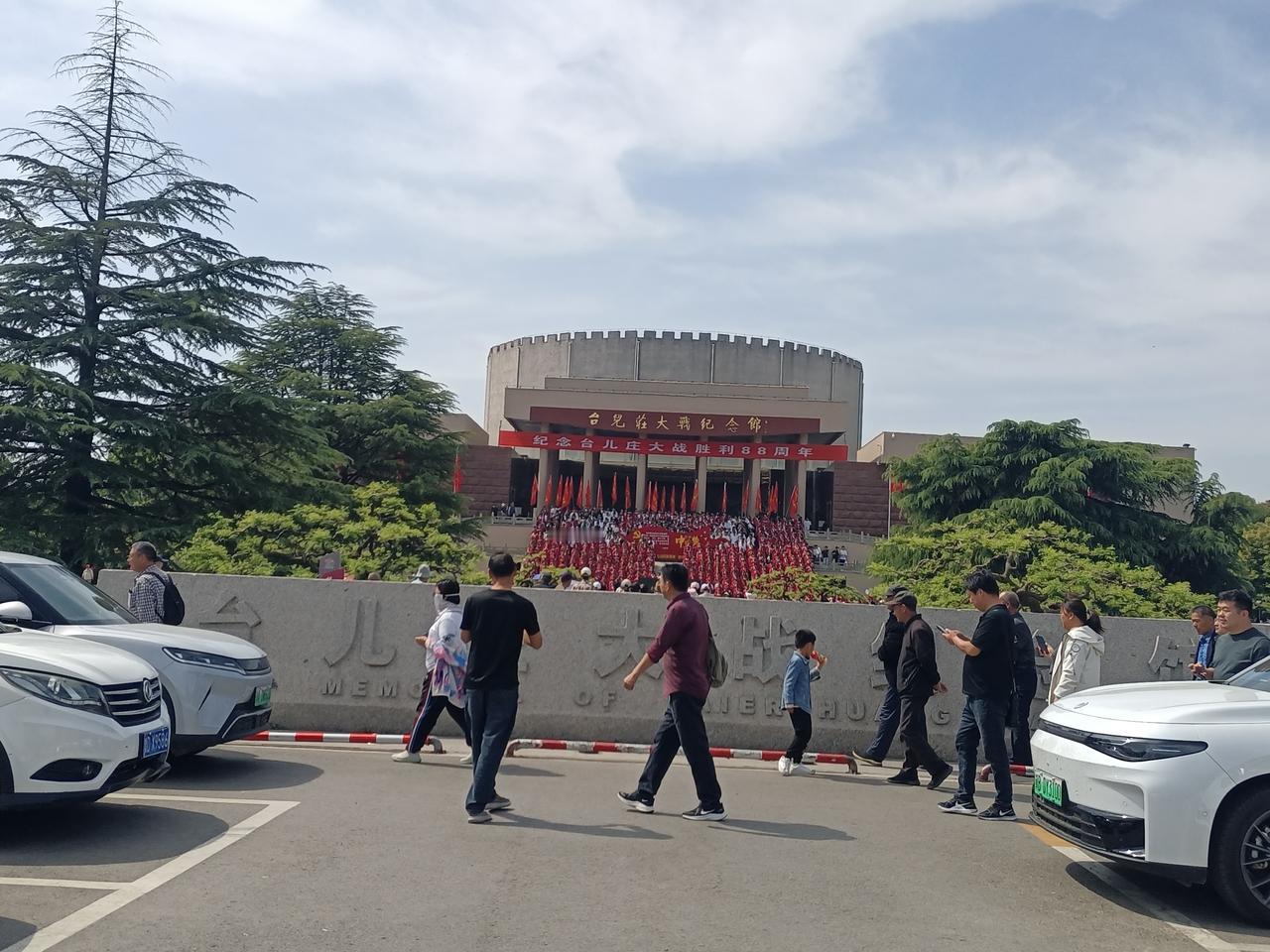 少年强则国强，少年智则国智
安徽宿州萧县鹏程中学高三师生跨越百余公里到台儿庄大战