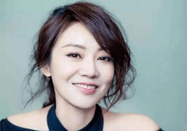 4. 闫妮金鹰奖上演可爱乌龙，一句玩笑逗笑胡歌杨紫