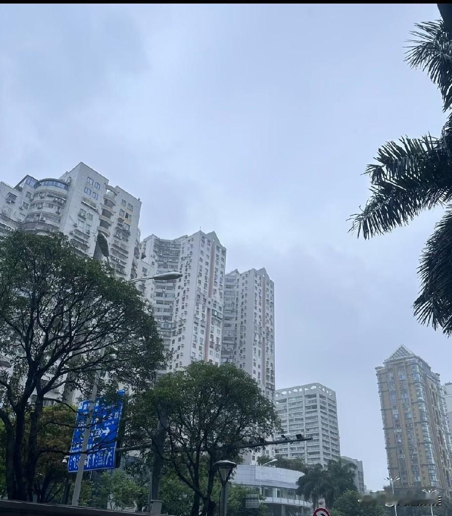 直到我搬出这套房子，邻居才告诉我，这房子里曾经死过两个人。
一个是户主老人，病死