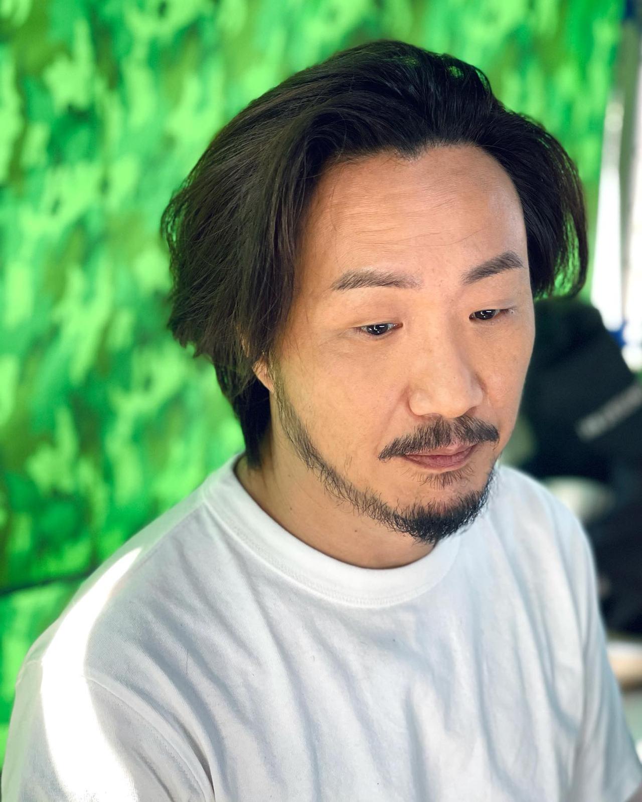 他在香港男歌手里面唱功算是顶级水平，1996年他推出首张个人专辑《左右为难》，在
