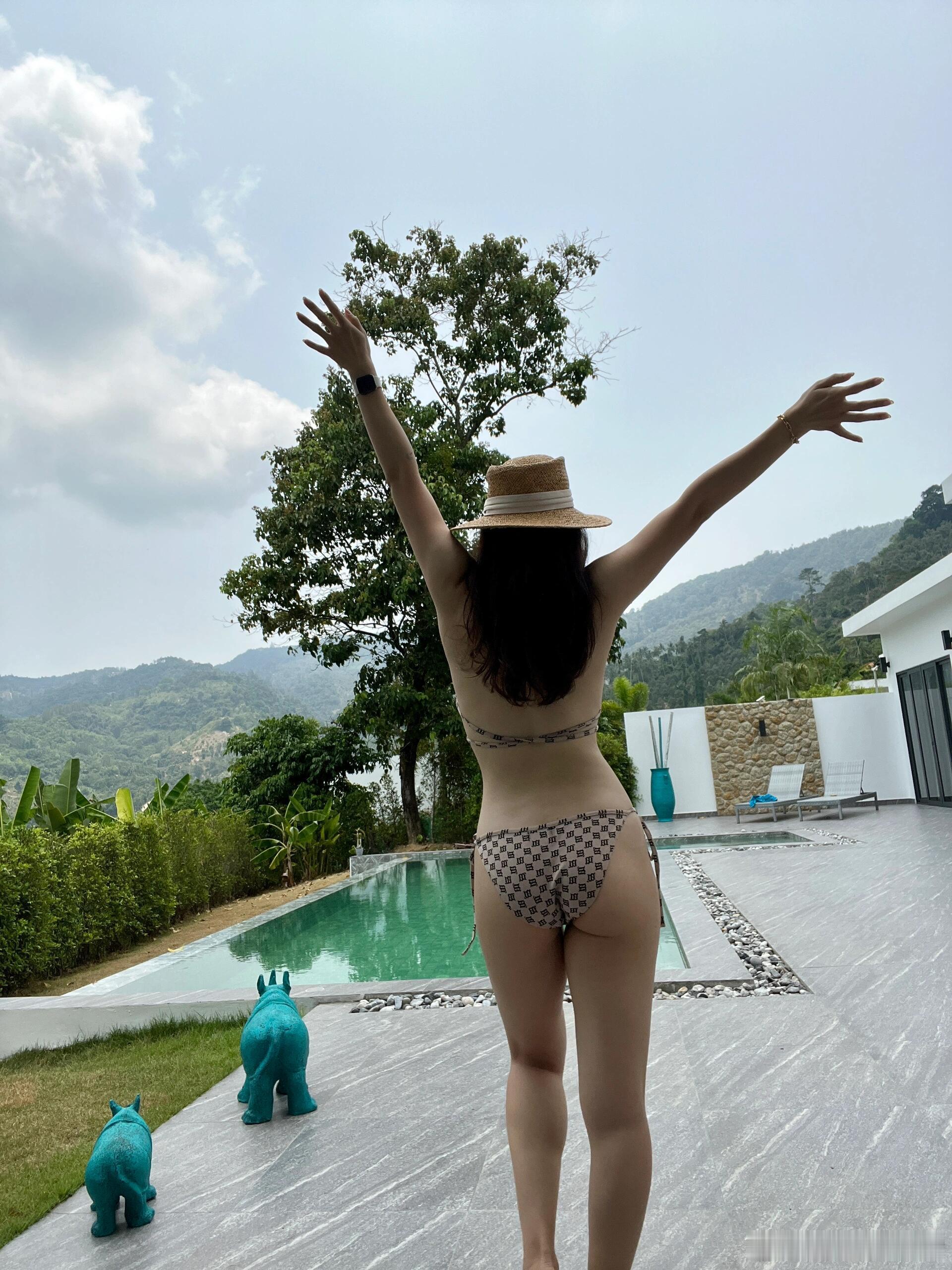 秋天了，再不穿👙没机会了。 ​​​
