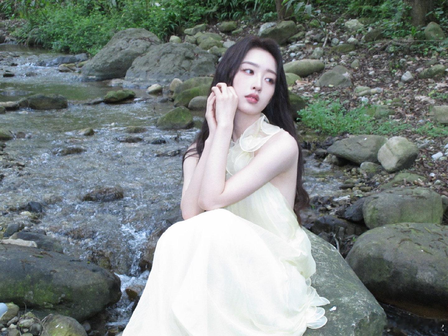 许凯邓恩熙内娱银手镯Cp许凯邓恩熙新剧人设好带感 许凯邓恩熙新剧一个眼神就让我入