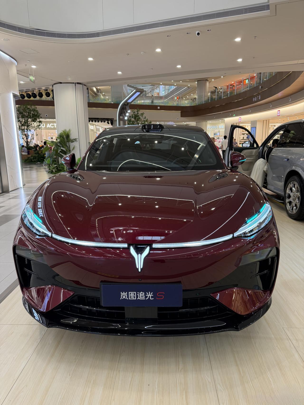 说真的，看到岚图追光S的上市价格我愣了一下。预售价30.99万，正式上市22.3