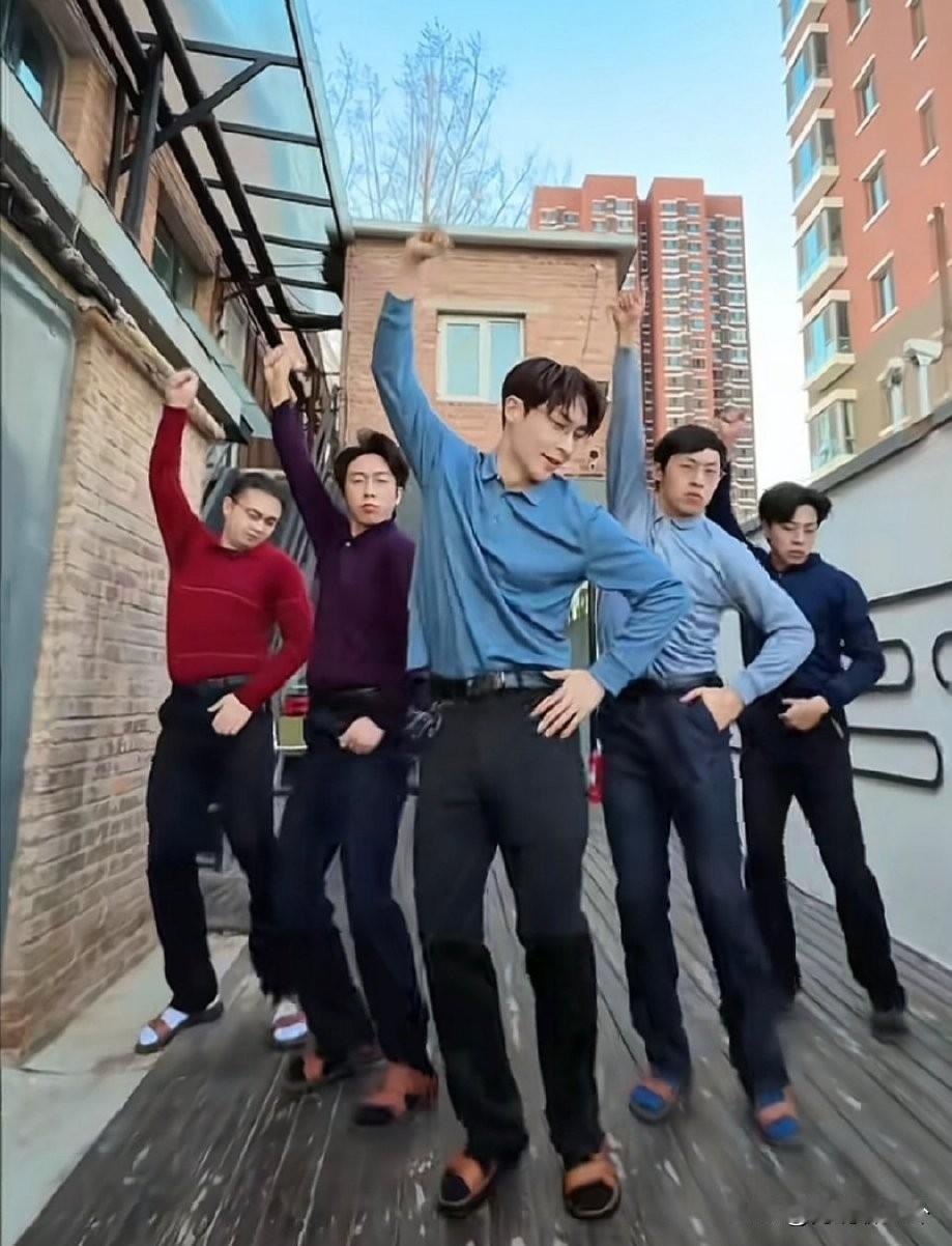 张艺兴穿中年男士套装跳《大花轿》 
家人们谁懂啊！张艺兴和不齐舞团的梦幻联动2.