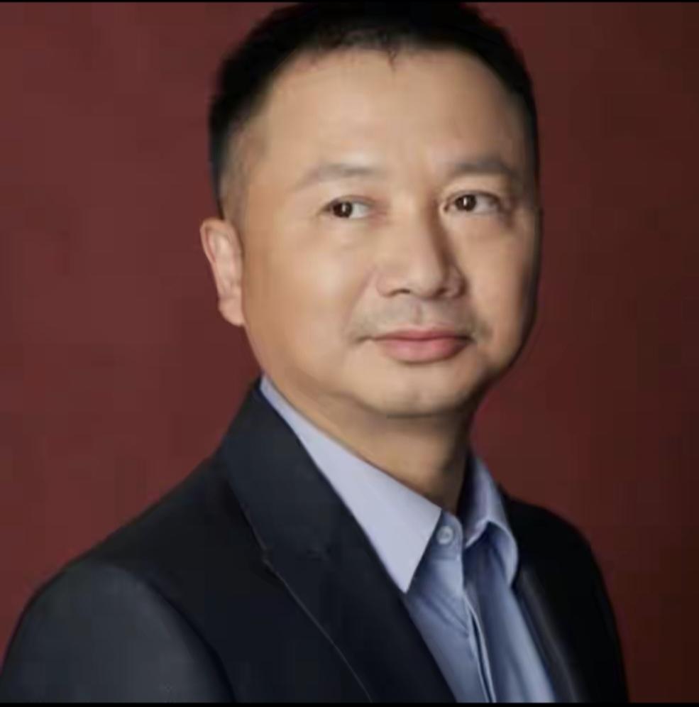 1997年，华杉的工作室来了一个神秘的人，他对华杉说:“我看你骨骼清奇，做广告肯