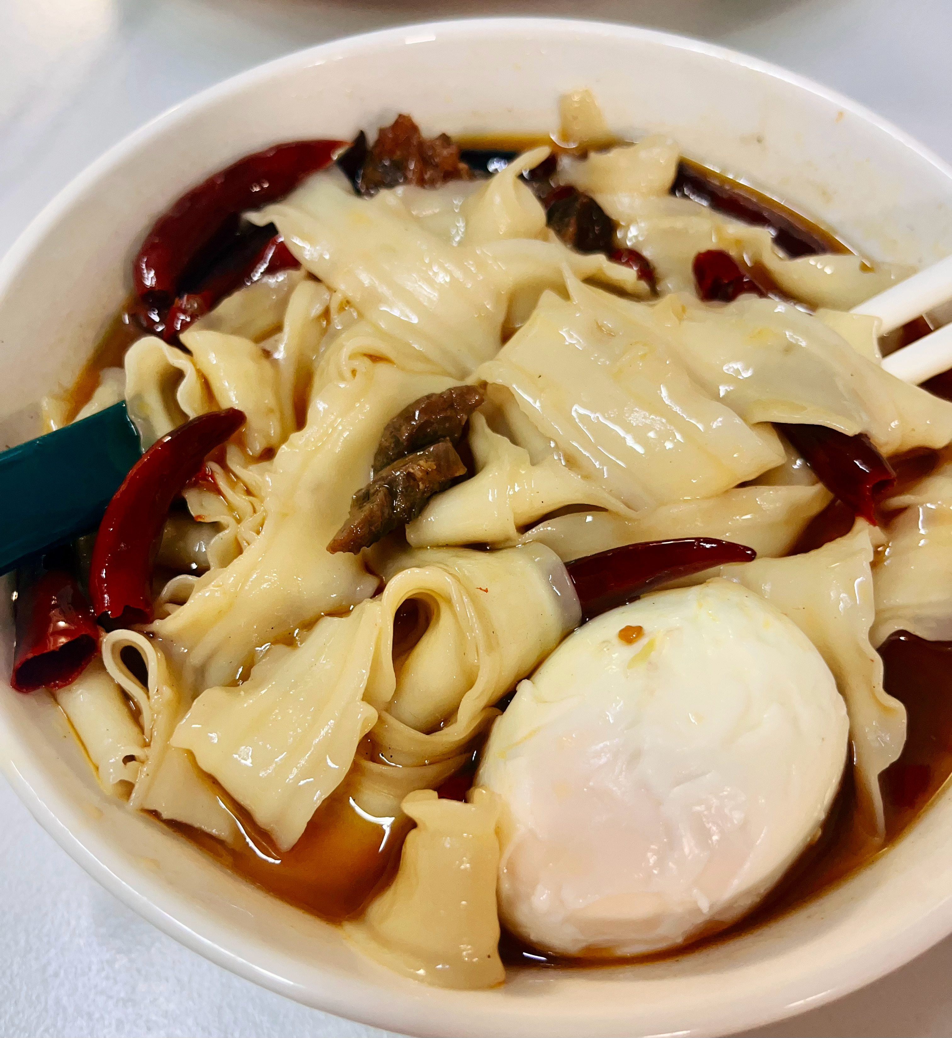 晚饭没吃 突然想起来冰箱还有一盒安徽板面的底料煮完面才发现底料过期一个月了应该…
