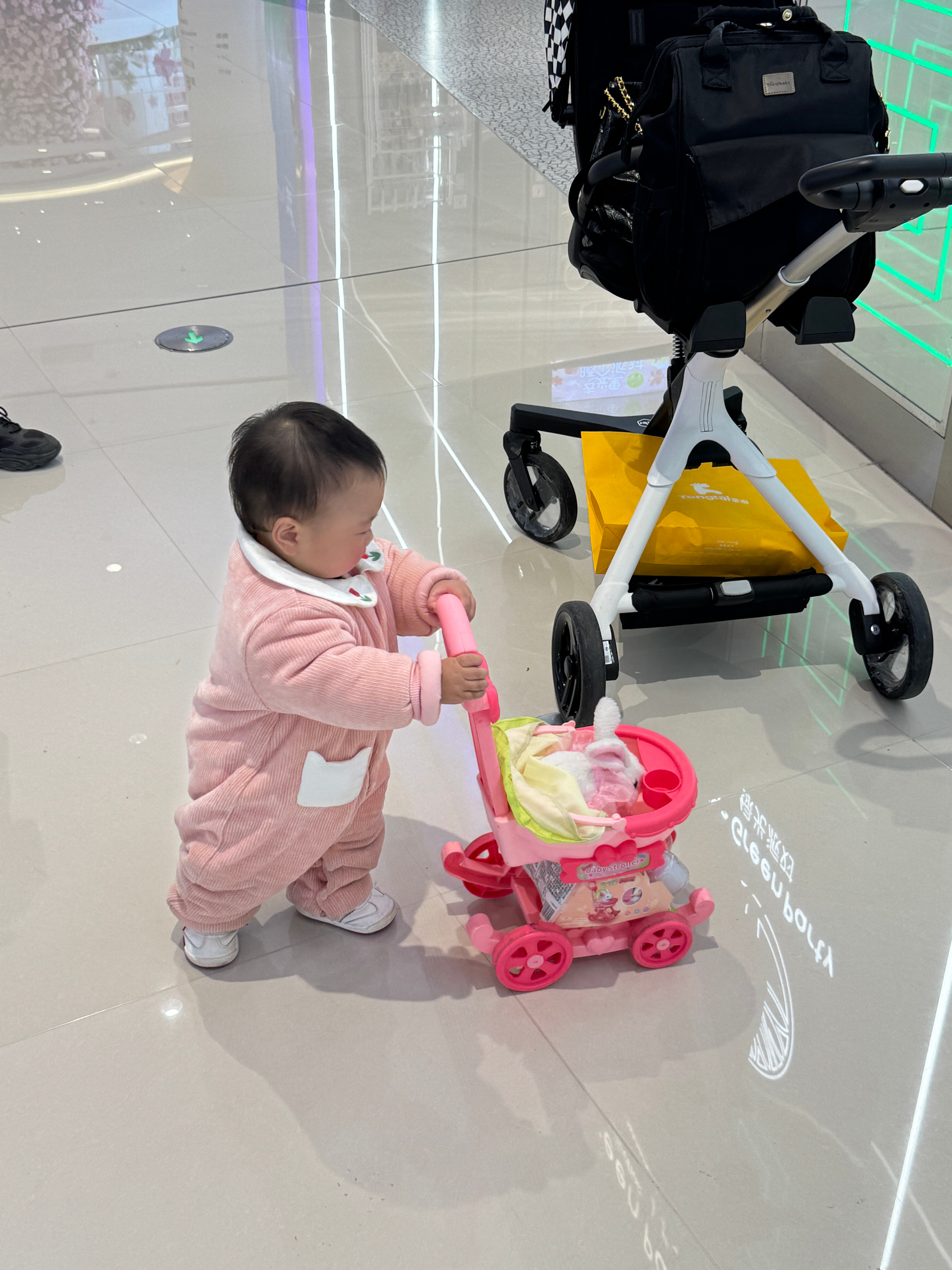 自从妍子姐会走了之后  每天都要追在她屁股后面撵  不知道小孩子的精力为什么会那