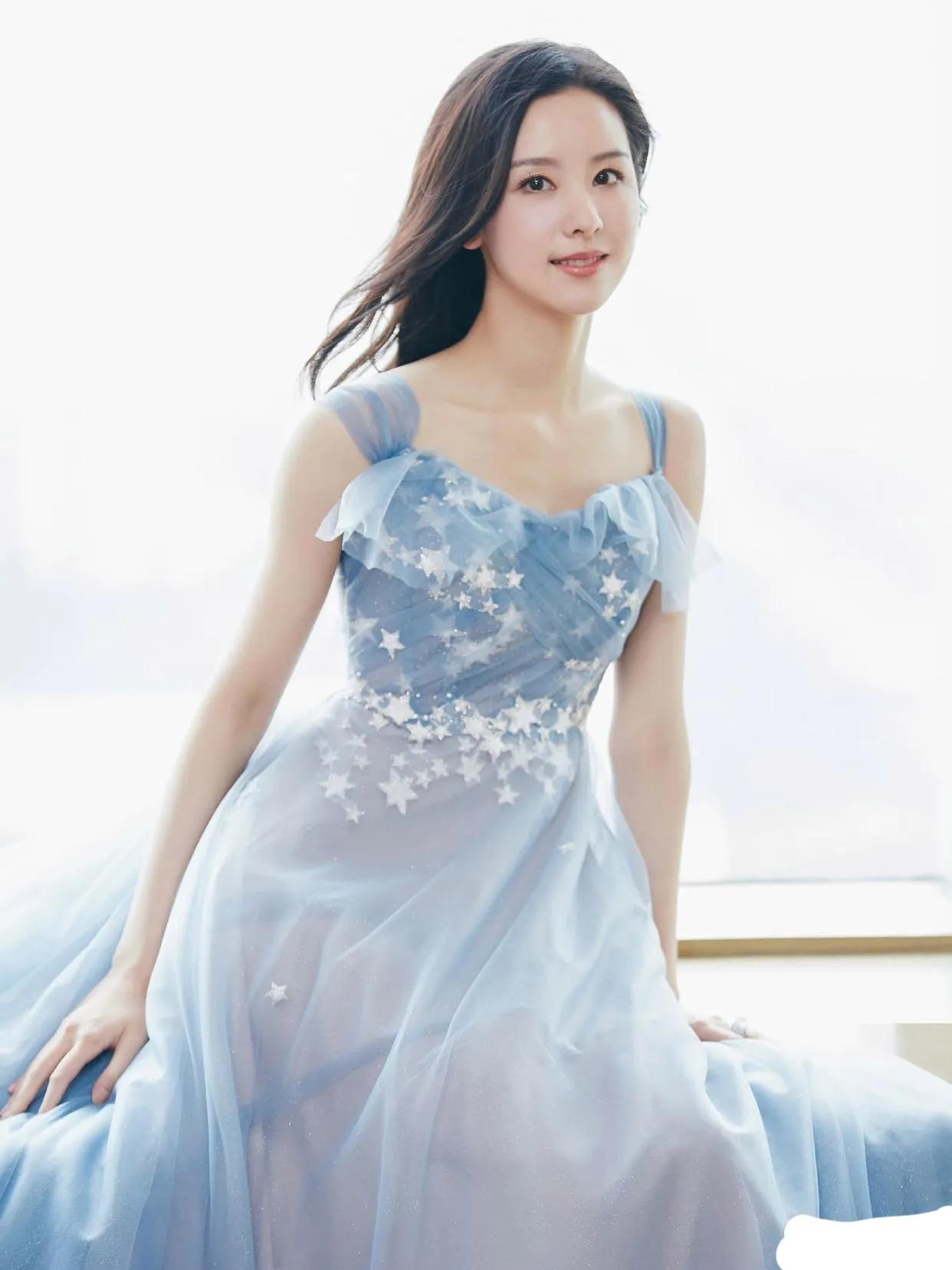 陈都灵很恬静的气质，感觉站在那里就很美好。