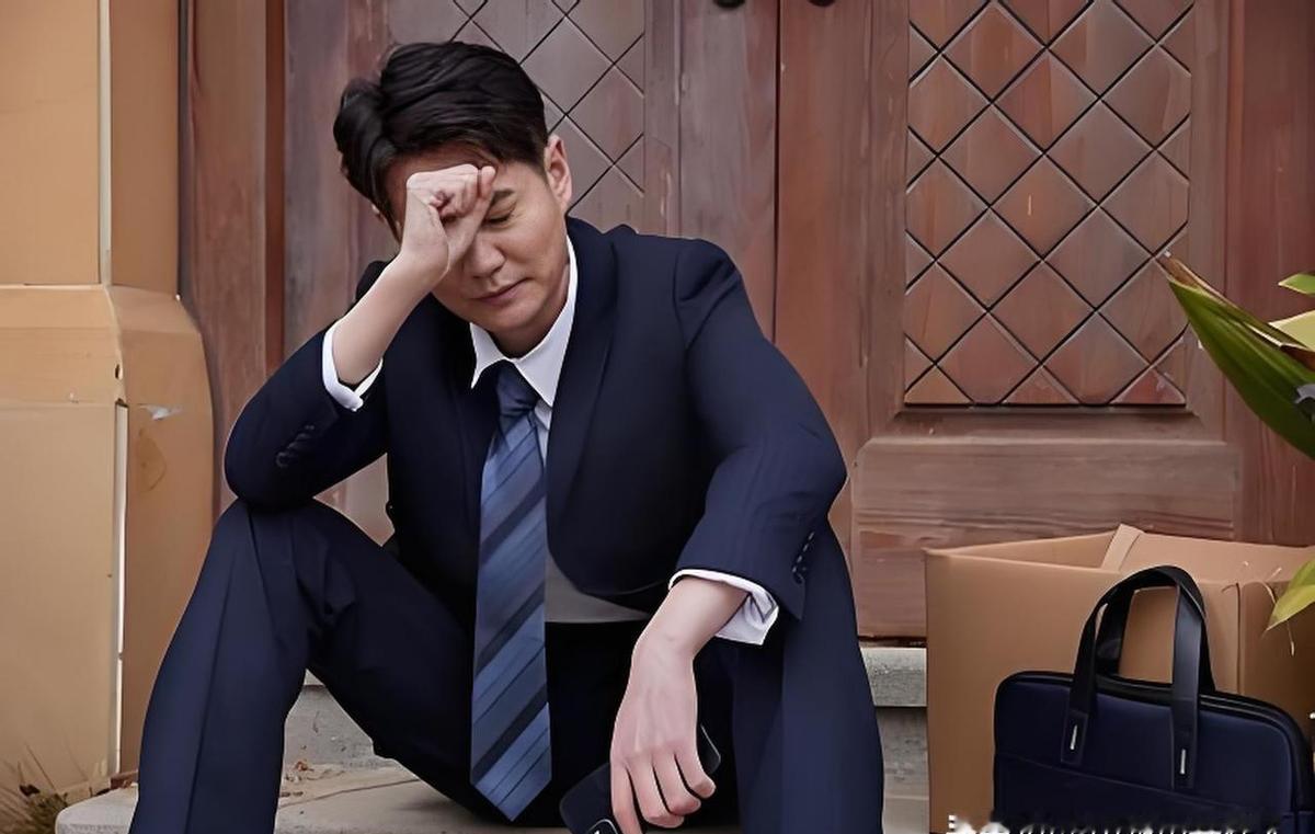 他帮了你一把，升职后却把你忘了。
职场友情，真不是那么靠得住。
你以为的兄弟，可