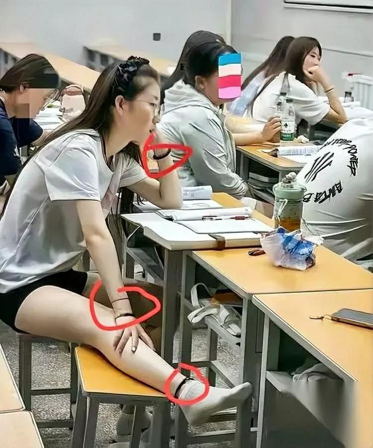 四根皮筋？

她到底想干嘛？

我蹲图书馆门口盯了她十分钟，麻花辫晃来晃去，那四