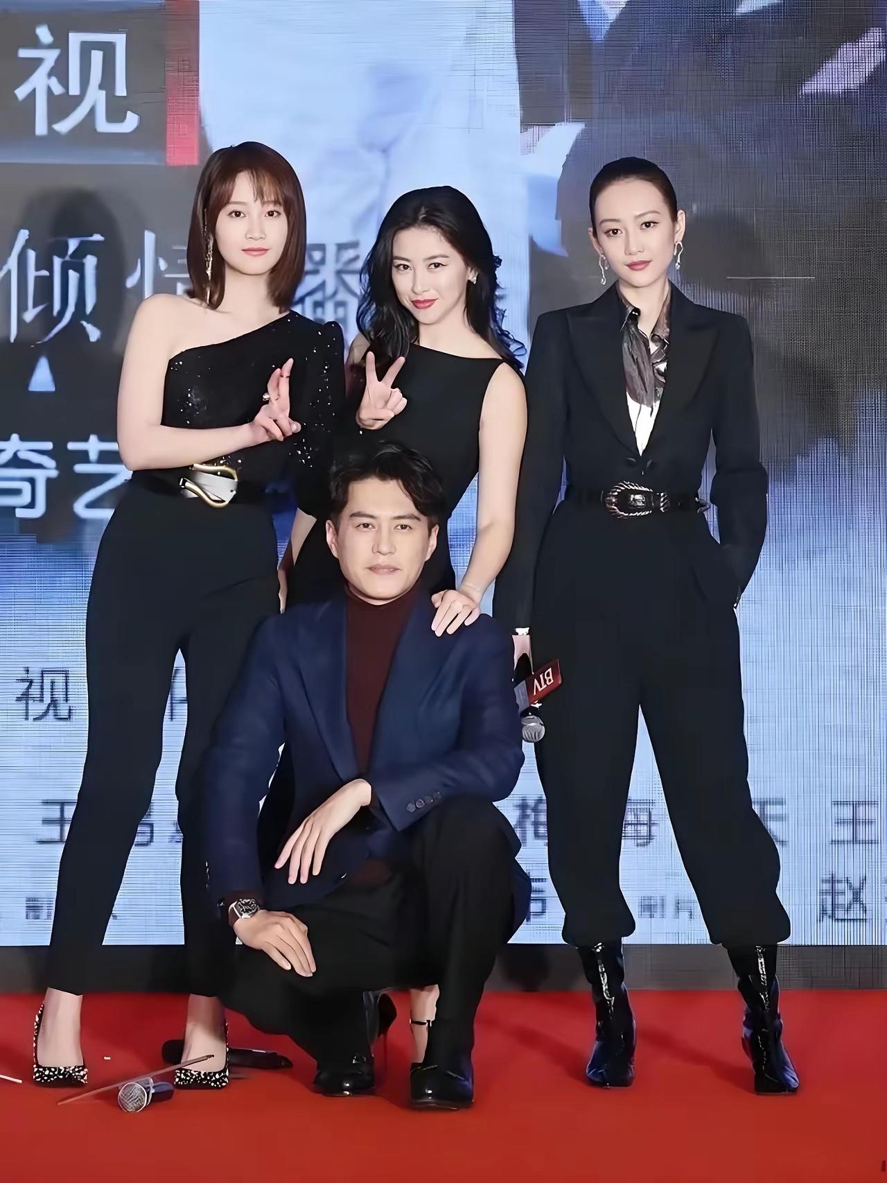 靳东，王鸥和蓝盈盈我认识，另一位女士是谁？非常漂亮