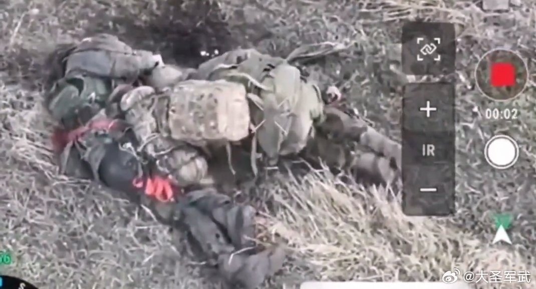 乌军第475团“9.2代码”侦察无人机拍到，一名俄军士兵开枪射杀了受伤的战友，然