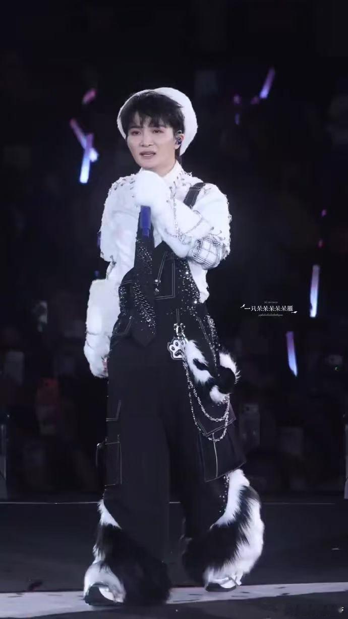 周深 大招当平A使 谁懂啊！周深香港演唱会，一嗓子把工位唱到维也纳，花腔惊艳全场