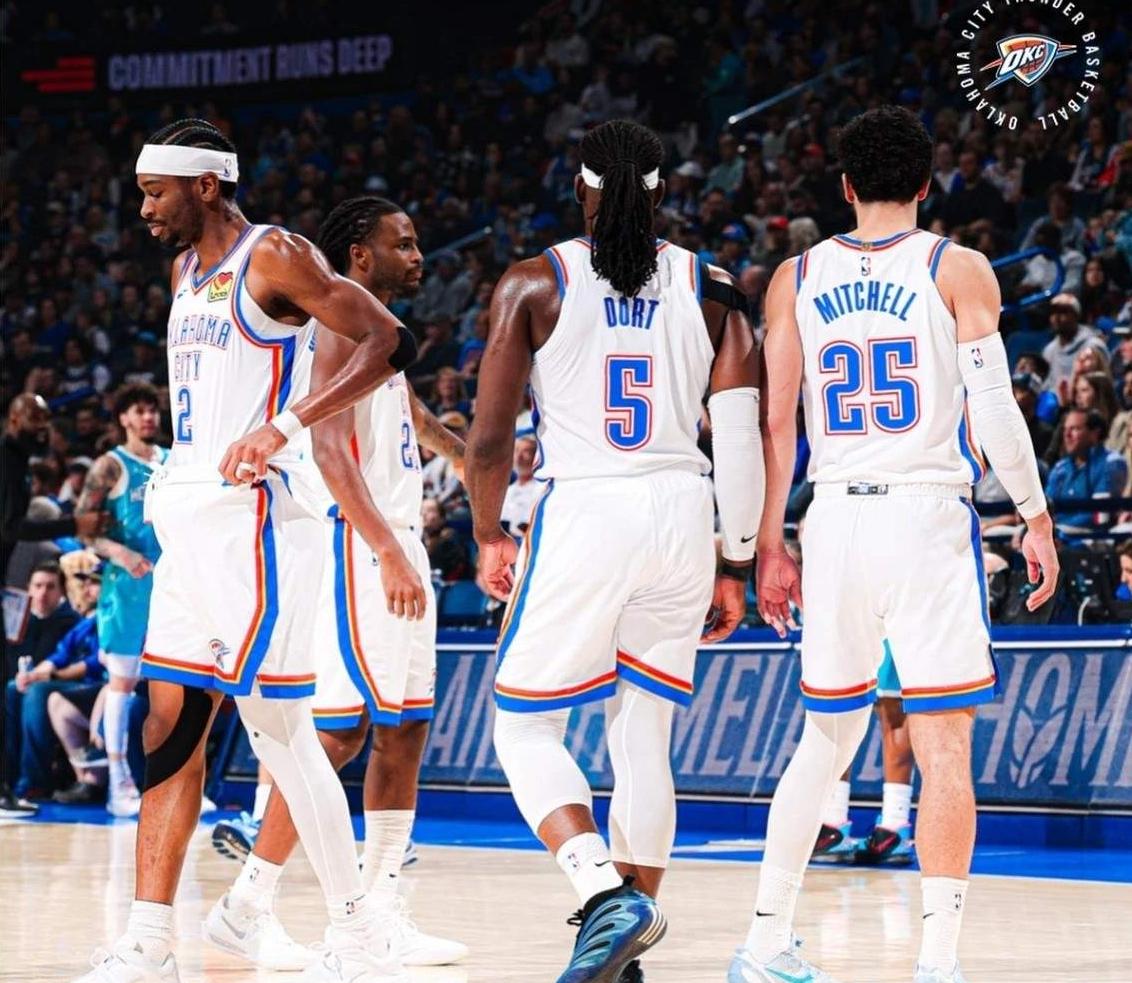 季后赛谁能挑战雷霆？
一，马刺。既年轻又有冲击力，文班亚马在内线“只手遮天”，卡