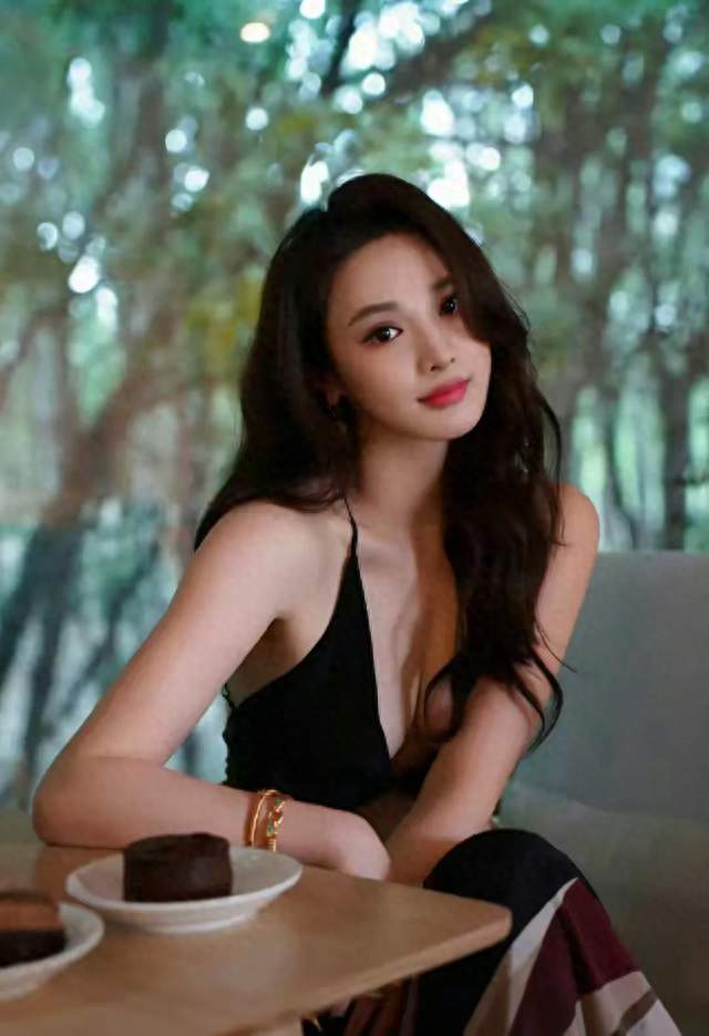 彭小苒深V裙写真太撩人！优雅妩媚，摄影师真的有眼福